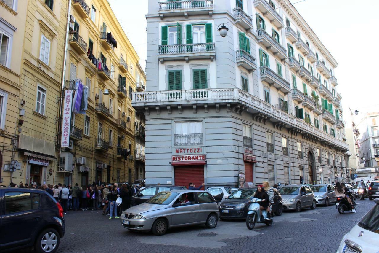B&B Resta Cu Mme Neapel Exterior foto